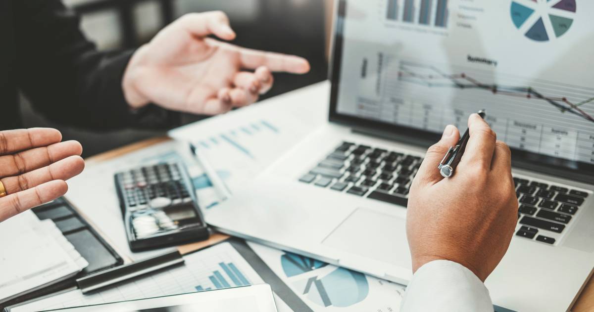 Belegginen; twee mensen achter een laptop braistormen over aanpak