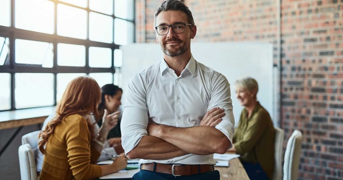 Miljoenennota 2027 werkgever leunt tegen bureau waaraan medewerkers aan het werk zijn